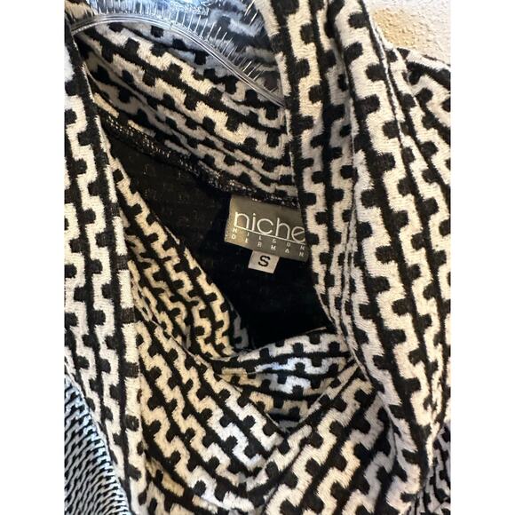 Niche geometric cowl‎ neck top -s - Picture 2 of 3